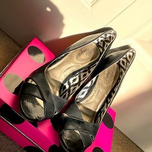 Dexflex Comfort Heels Size 8 1/2🖤🤍🤎